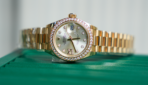 Rolex Lady-Datejust 28 – Yellow Gold with Diamond Bezel & Silver Dial Ref. 279138RBR - 图片 6